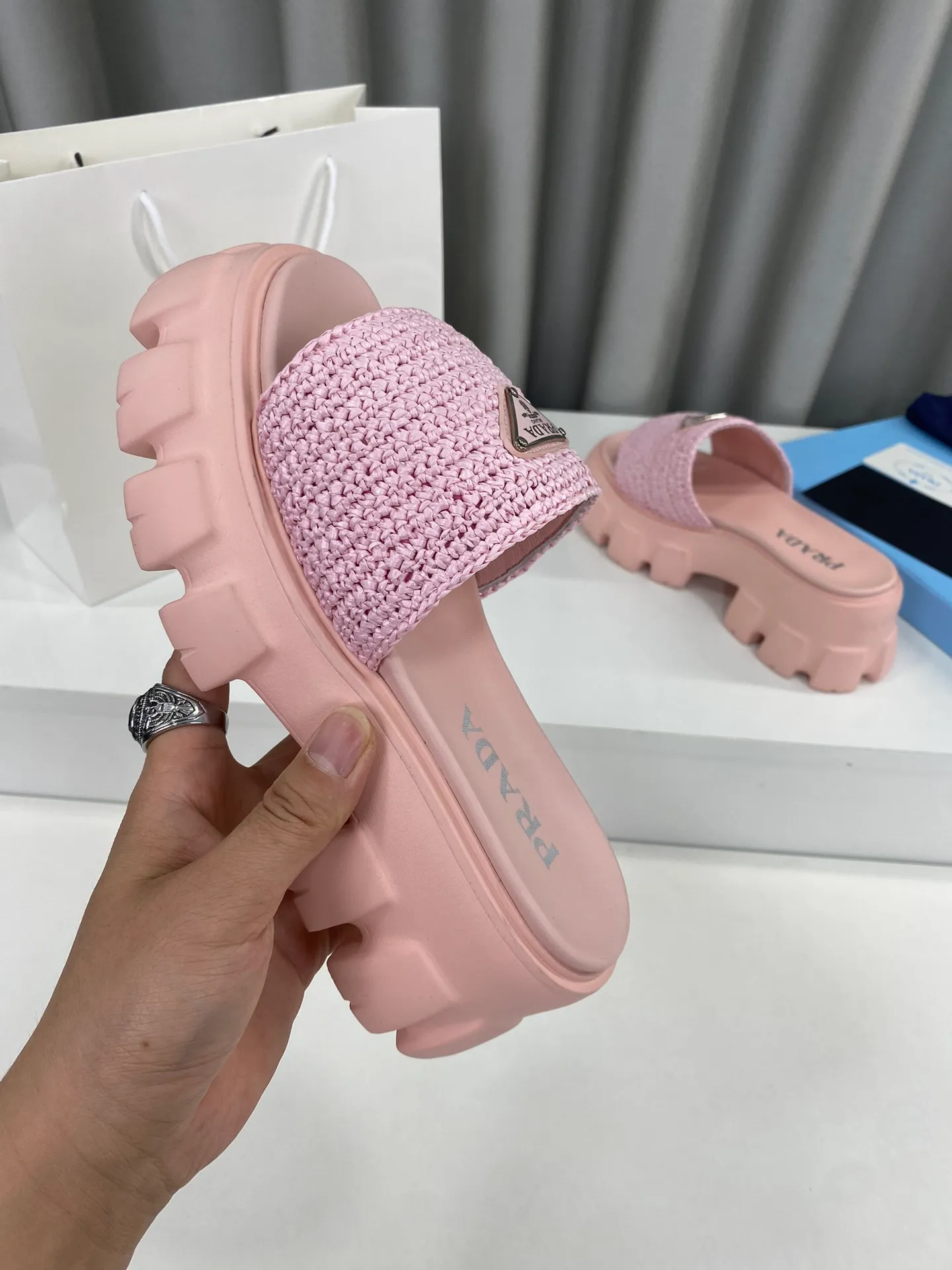 💕💕Factory direct selling price p460💕💕 Prada's latest tooth-woven thick-soled triangle buckle slippers☑️ Latest environmentally friendly PP material, fully handmade crochet, just like knitting sweaters, slow work and meticulous work, retro fashionable thick-soled shoes, with rubber uppers, making the whole pair of shoes light and comfortable. Bright colors, a variety of choices to meet the needs of fashionable people with different styles! The iconic metal triangle logo is paired with the shape of ancient beach slippers. Every design element is fashionable! Size: Women's 35-39 (34, 40, custom-made, non-returnable) Full set of counter original packaging